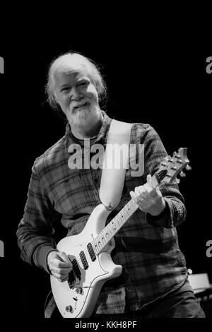 Austin, TX, USA. Nov. 2017. JJimmy Herring tritt am 30. November 2017 als John McLaughlin und Jimmy Herring im Paramount Theatre in Austin, Texas auf. Kredit: Erik Kabik Photography/Media Punch/Alamy Live News Stockfoto