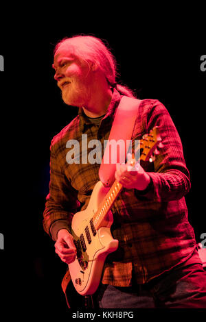 Austin, TX, USA. Nov. 2017. JJimmy Herring tritt am 30. November 2017 als John McLaughlin und Jimmy Herring im Paramount Theatre in Austin, Texas auf. Kredit: Erik Kabik Photography/Media Punch/Alamy Live News Stockfoto