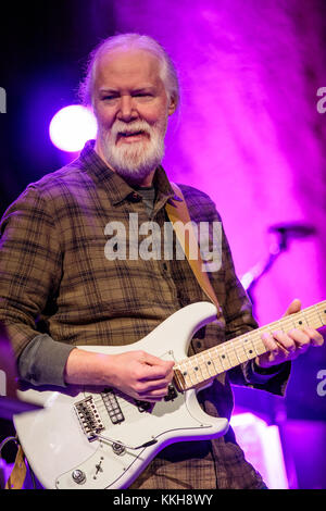 Austin, TX, USA. Nov. 2017. JJimmy Herring tritt am 30. November 2017 als John McLaughlin und Jimmy Herring im Paramount Theatre in Austin, Texas auf. Kredit: Erik Kabik Photography/Media Punch/Alamy Live News Stockfoto