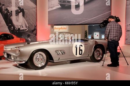 New York, USA. November 2017 30. Ein Ferrari 250 GT LWB California Spider Competizione, der beim 24-Stunden-Rennen 1959 den fünften Platz belegte, kann während einer Vorschau der Auktionsobjekte bei Sotheby's in New York, USA, am 30. November 2017 gesehen werden. Das Auto wird Anfang Dezember bei einer Auktion verkauft. Quelle: Christina Horsten/dpa/Alamy Live News Stockfoto