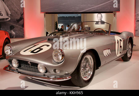 New York, USA. November 2017 30. Ein Ferrari 250 GT LWB California Spider Competizione, der beim 24-Stunden-Rennen 1959 den fünften Platz belegte, kann während einer Vorschau der Auktionsobjekte bei Sotheby's in New York, USA, am 30. November 2017 gesehen werden. Das Auto wird Anfang Dezember bei einer Auktion verkauft. Quelle: Christina Horsten/dpa/Alamy Live News Stockfoto