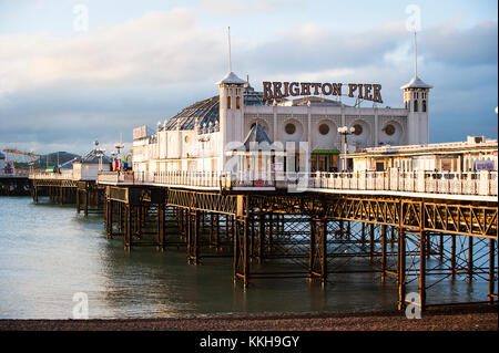 Brighton, East Sussex. 1. Dezember 2017. UK Wetter. Scheint die Sonne durch die Wolken bei Sonnenaufgang an einem kalten und verregneten Morgen auf Brighton seafont. Den Rest des Tages sieht sonnig zu werden. Credit: Francesca Moore/Alamy leben Nachrichten Stockfoto