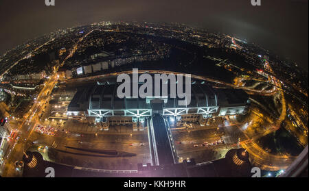 Blick auf das beleuchtete, aber seit April 2014 leere Internationale Kongresszentrum (ICC) am Abend in Berlin, Deutschland, 30. November 2017. Das „Internationale Kongresszentrum“ diente zwischen Dezember 2015 und September 2017 als Notunterkunft und vorläufige Aufnahmezetre für Flüchtlinge. Der Berliner senat schätzte nun, dass die Sanierung mehr als 500 Millionen Euro Kosten würde, während er nur 200 Millionen Euro des Haushaltsbudgets für die notwendigen Maßnahmen geplant hatte. Ein möglicher Verkauf des Gebäudes wird ebenfalls besprochen. Foto: Paul Zinken/dpa Stockfoto