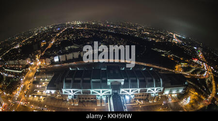 Blick auf das beleuchtete, aber seit April 2014 leere Internationale Kongresszentrum (ICC) am Abend in Berlin, Deutschland, 30. November 2017. Das „Internationale Kongresszentrum“ diente zwischen Dezember 2015 und September 2017 als Notunterkunft und vorläufige Aufnahmezetre für Flüchtlinge. Der Berliner senat schätzte nun, dass die Sanierung mehr als 500 Millionen Euro Kosten würde, während er nur 200 Millionen Euro des Haushaltsbudgets für die notwendigen Maßnahmen geplant hatte. Ein möglicher Verkauf des Gebäudes wird ebenfalls besprochen. Foto: Paul Zinken/dpa Stockfoto