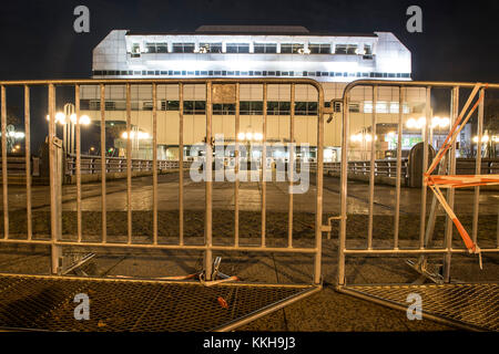 Blick auf das beleuchtete, aber seit April 2014 leere Internationale Kongresszentrum (ICC) am Abend in Berlin, Deutschland, 30. November 2017. Das „Internationale Kongresszentrum“ diente zwischen Dezember 2015 und September 2017 als Notunterkunft und vorläufige Aufnahmezetre für Flüchtlinge. Der Berliner senat schätzte nun, dass die Sanierung mehr als 500 Millionen Euro Kosten würde, während er nur 200 Millionen Euro des Haushaltsbudgets für die notwendigen Maßnahmen geplant hatte. Ein möglicher Verkauf des Gebäudes wird ebenfalls besprochen. Foto: Paul Zinken/dpa Stockfoto