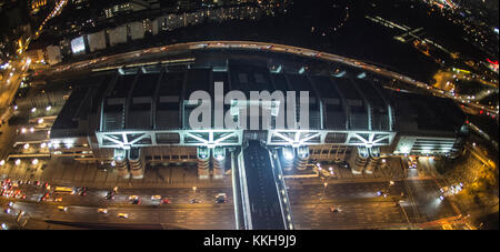 Blick auf das beleuchtete, aber seit April 2014 leere Internationale Kongresszentrum (ICC) am Abend in Berlin, Deutschland, 30. November 2017. Das „Internationale Kongresszentrum“ diente zwischen Dezember 2015 und September 2017 als Notunterkunft und vorläufige Aufnahmezetre für Flüchtlinge. Der Berliner senat schätzte nun, dass die Sanierung mehr als 500 Millionen Euro Kosten würde, während er nur 200 Millionen Euro des Haushaltsbudgets für die notwendigen Maßnahmen geplant hatte. Ein möglicher Verkauf des Gebäudes wird ebenfalls besprochen. Foto: Paul Zinken/dpa Stockfoto