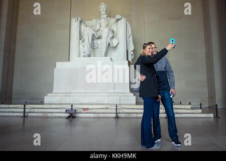 Washington, DC, USA. November 2017 30. Touristen machen ein Selfie vor dem Lincoln Memorial in Washington, DC, USA, 30. November 2017. Quelle: Gregor Fischer/dpa/Alamy Live News Stockfoto