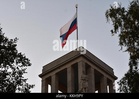 Berlin, Deutschland. Oktober 2017. Die russische Flagge wird am 9. Oktober 2017 auf dem Dach der russischen Botschaft auf der Straße unter den Linden in Berlin gehisst. Quelle: Paul Zinken/dpa/Alamy Live News Stockfoto