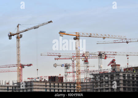 Berlin, Deutschland. 9. Oktober 2017. Baukräne ragen vor dem Morgenhimmel in Berlin, Deutschland, 9. Oktober 2017. Quelle: Paul Zinken/dpa/Alamy Live News Stockfoto