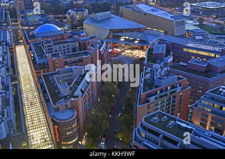 Berlin, Deutschland. November 2017. Blick auf die Arkaden am Potsdamer Platz am frühen Abend in Berlin, Deutschland, 6. November 2017. Quelle: Paul Zinken/dpa/Alamy Live News Stockfoto