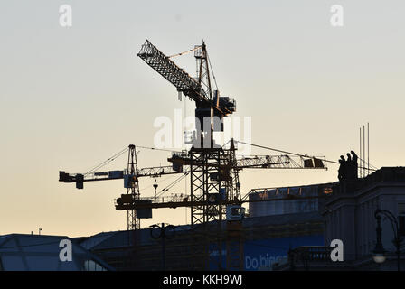 Berlin, Deutschland. 9. Oktober 2017. Baukräne ragen vor dem Morgenhimmel in Berlin, Deutschland, 9. Oktober 2017. Quelle: Paul Zinken/dpa/Alamy Live News Stockfoto