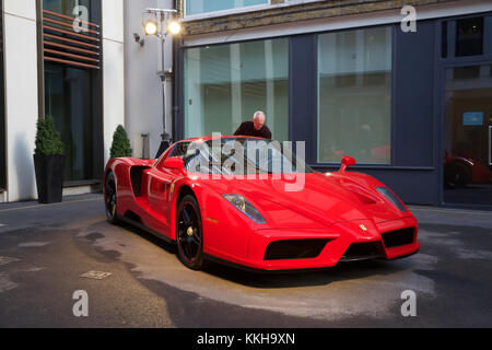 London, UK, 1. Dezember 2017, Top Celebrity Autos auf Anzeige bei Bonhams in London. Autos gehören: Die ex-Sir Paul McCartney 1964 Aston Martin DB 5 Sport Limousine (£ 1.250.000 - 1.500.000 £) und der Ex-Ringo Starr 1966 Austin Mini Cooper S 90,000-120 (£ 000). Es gab auch zwei Bentleys zuvor im Besitz von Sir Elton John: 1959 Bentley S1 Continental Sport Limousine (400,000-500 £ 000) und 1960 Bentley S2 Continental Flying Sports Saloon Sporn (160,000-190 £ 000). Credit: Keith Larby/Alamy leben Nachrichten Stockfoto