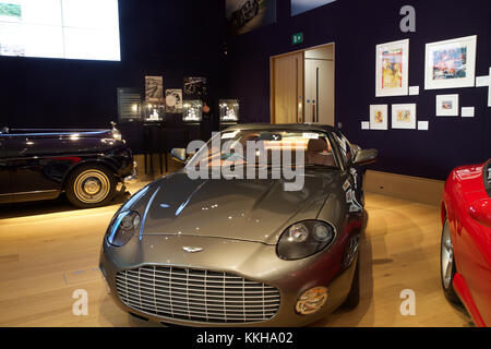 London, UK, 1. Dezember 2017, Top Celebrity Autos auf Anzeige bei Bonhams in London. Autos gehören: Die ex-Sir Paul McCartney 1964 Aston Martin DB 5 Sport Limousine (£ 1.250.000 - 1.500.000 £) und der Ex-Ringo Starr 1966 Austin Mini Cooper S 90,000-120 (£ 000). Es gab auch zwei Bentleys zuvor im Besitz von Sir Elton John: 1959 Bentley S1 Continental Sport Limousine (400,000-500 £ 000) und 1960 Bentley S2 Continental Flying Sports Saloon Sporn (160,000-190 £ 000). Credit: Keith Larby/Alamy leben Nachrichten Stockfoto