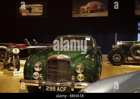 London, UK, 1. Dezember 2017, Top Celebrity Autos auf Anzeige bei Bonhams in London. Autos gehören: Die ex-Sir Paul McCartney 1964 Aston Martin DB 5 Sport Limousine (£ 1.250.000 - 1.500.000 £) und der Ex-Ringo Starr 1966 Austin Mini Cooper S 90,000-120 (£ 000). Es gab auch zwei Bentleys zuvor im Besitz von Sir Elton John: 1959 Bentley S1 Continental Sport Limousine (400,000-500 £ 000) und 1960 Bentley S2 Continental Flying Sports Saloon Sporn (160,000-190 £ 000). Credit: Keith Larby/Alamy leben Nachrichten Stockfoto