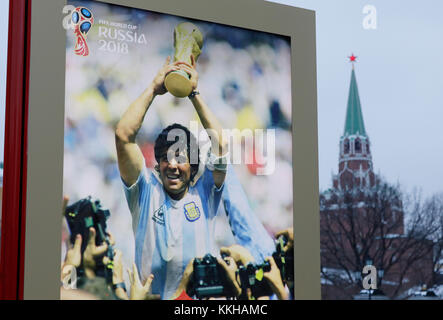 Der Kreml mit WM 2018 Logos und Plakaten. Hier mit einem Plakat vom Weltmeister 1986 mit Diego Maradona (Argentinien). Feature/Schmuckbild/Hintergrund/Hintergrundbild. Fussball: Auslosung zur FIFA- Fussball Weltmeisterschaft 2018 in Moskau, Russland 01.12.2017 - Fußball, Unentschieden zur FIFA- Weltmeisterschaft 2018, Moskau, 01. Dezember 2017 Stockfoto