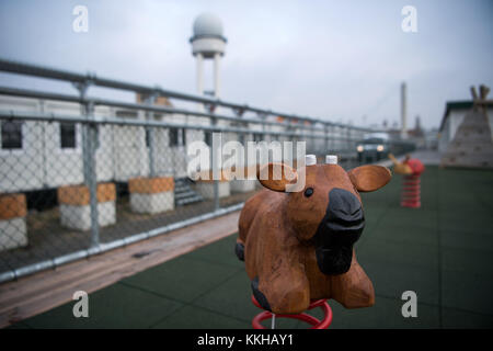 Fast 900 Container können auf dem Gelände der gemeinsamen