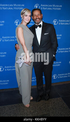 New York, NY, USA. Nov. 2017. Hilary Quinlan, Bryant Gumbel besuchen das American Museum of Natural History's 2017 Museum Gala im American Museum of Natural History in New York 30. November 2017. Credit: Rw/Media Punch/Alamy Live News Stockfoto