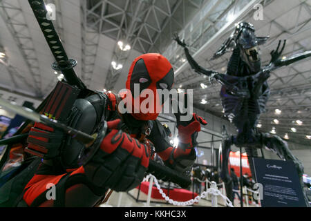 Tokio, Japan. Dezember 2017. Cosplayer als Deadpool posiert für ein Foto während der Tokyo Comic Con 2017 in der Makuhari Messe International Exhibition Hall am 1. Dezember 2017 in Tokio. Dies ist das zweite Jahr, in dem die San Diego Comic-Con International die Veranstaltung in Japan veranstaltete. Die Tokyo Comic Con läuft vom 1. Bis 3. Dezember. Quelle: Rodrigo Reyes Marin/AFLO/Alamy Live News Stockfoto