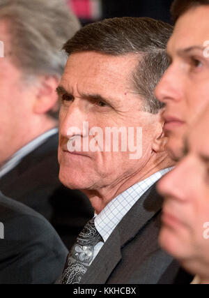 ***DATEIFOTO*** Der Ehemalige Nationale Sicherheitsberater Michael Flynn, Der Wegen Lüge Beim Fbi-Pensionierten US-Armee-Oberstleutnant Michael Flynn, National Security Advisor des Präsidenten der Vereinigten Staaten Donald J. Trump, angeklagt wurde, Nimmt an der Pressekonferenz mit dem Präsidenten und Premierminister Justin Trudeau aus Kanada im East Room des Weißen Hauses in Washington, DC am Montag, 13. Februar 2017 Teil. Kredit: Ron Sachs/CNP /MediaPunch Stockfoto