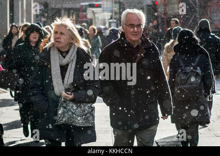 London, Großbritannien. 1. Dez, 2017. UK Wetter: Schnee kurz fällt auf einen kalten, aber sonnigen Nachmittag auf der Oxford Street. Credit: Guy Corbishley/Alamy leben Nachrichten Stockfoto