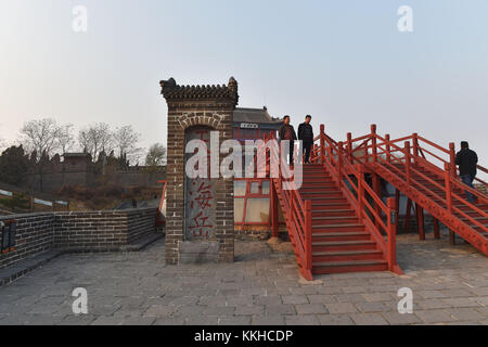 Qinhuangda, Qinhuangda, China. November 2017 30. Qinhuangdao, CHINA-November 2017:(NUR FÜR REDAKTIONELLE VERWENDUNG. CHINA OUT) . Die Chinesische Mauer von Laolongtou, die sich im malerischen Shanhaiguan-Gebiet in Qinhuangdao, der nordchinesischen Provinz Hebei, befindet, ist auch als „Chinesische Mauer des alten Drachenkopfes“ bekannt. Laolongtou ist der Ort, an dem die Chinesische Mauer auf das Meer trifft und wurde einst als der Ort angesehen, an dem die Chinesische Mauer beginnt. Laolongtou bedeutet Old Dragon'ss Head, so benannt, weil die Chinesische Mauer hier einem Drachen ähnelt, der Wasser aus dem Meer trinkt. Laolongtou ist der einzige Abschnitt der großen Mauer, der sich bis ins Meer erstreckt. (Gutschrift I Stockfoto