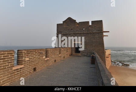 Qinhuangda, Qinhuangda, China. November 2017 30. Qinhuangdao, CHINA-November 2017:(NUR FÜR REDAKTIONELLE VERWENDUNG. CHINA OUT) . Die Chinesische Mauer von Laolongtou, die sich im malerischen Shanhaiguan-Gebiet in Qinhuangdao, der nordchinesischen Provinz Hebei, befindet, ist auch als „Chinesische Mauer des alten Drachenkopfes“ bekannt. Laolongtou ist der Ort, an dem die Chinesische Mauer auf das Meer trifft und wurde einst als der Ort angesehen, an dem die Chinesische Mauer beginnt. Laolongtou bedeutet Old Dragon'ss Head, so benannt, weil die Chinesische Mauer hier einem Drachen ähnelt, der Wasser aus dem Meer trinkt. Laolongtou ist der einzige Abschnitt der großen Mauer, der sich bis ins Meer erstreckt. (Gutschrift I Stockfoto