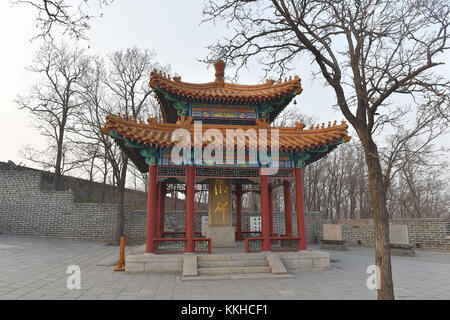 Qinhuangda, Qinhuangda, China. November 2017 30. Qinhuangdao, CHINA-November 2017:(NUR FÜR REDAKTIONELLE VERWENDUNG. CHINA OUT) . Die Chinesische Mauer von Laolongtou, die sich im malerischen Shanhaiguan-Gebiet in Qinhuangdao, der nordchinesischen Provinz Hebei, befindet, ist auch als „Chinesische Mauer des alten Drachenkopfes“ bekannt. Laolongtou ist der Ort, an dem die Chinesische Mauer auf das Meer trifft und wurde einst als der Ort angesehen, an dem die Chinesische Mauer beginnt. Laolongtou bedeutet Old Dragon'ss Head, so benannt, weil die Chinesische Mauer hier einem Drachen ähnelt, der Wasser aus dem Meer trinkt. Laolongtou ist der einzige Abschnitt der großen Mauer, der sich bis ins Meer erstreckt. (Gutschrift I Stockfoto