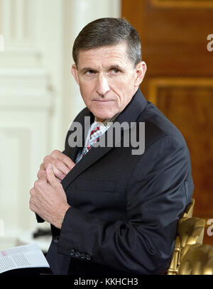 Washington DC, USA. 1. Dez, 2017. Foto vom: 10. Februar 2017 - der ehemalige nationale Sicherheitsberater Michael t. Flynn, vor dem Präsidenten der Vereinigten Staaten Donald j. Trump Durchführung einer gemeinsamen Pressekonferenz mit Premierminister Shinzo Abe von Japan im East Room des Weißen Hauses in Washington, Dc am Freitag, 10. Februar 2017. Flynn erwartet ist schuldig am Freitag zum Lügen mit dem FBI über ein Gespräch mit dem russischen Botschafter im vergangenen Dezember zu plädieren. Credit: Ron Sachs/cnp/zuma Draht/alamy leben Nachrichten Stockfoto