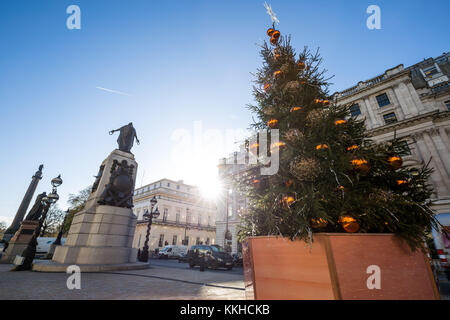 London, Großbritannien. 1. Dez, 2017. St James's Weihnachtsbaum auf der Regent Street. Credit: Guy Corbishley/Alamy leben Nachrichten Stockfoto