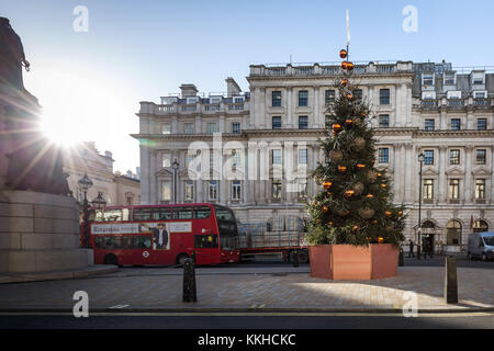 London, Großbritannien. 1. Dez, 2017. St James's Weihnachtsbaum auf der Regent Street. Credit: Guy Corbishley/Alamy leben Nachrichten Stockfoto