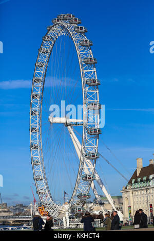 Westminster. London, UK. 1. Dez, 2017. Blick auf London Eye auf einem sonnigen, aber kalten Tag in der Hauptstadt. Credit: dinendra Haria/alamy leben Nachrichten Stockfoto