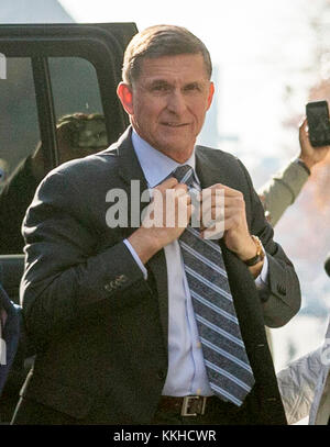 Der ehemalige Trump National Security Advisor Michael Flynn kommt vor dem US District Court in Washington, DC an, wo er eine Schuldklage für "bereitwillig und wissentlich" gefälschte, Fiktive und betrügerische Aussagen" an das FBI zu Gesprächen, die er während seiner Zeit im Weißen Haus mit Russlands Botschafter am Freitag, dem 1. Dezember 2017 hatte. Kredit: Alex Edelman/CNP /MediaPunch Stockfoto