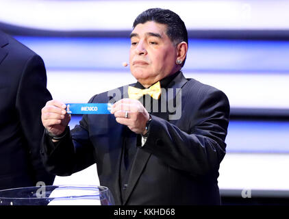 Moskau, Russland. Dezember 2017. Der pensionierte Fußballspieler Diego Maradona hält das Ticket für Mexiko während der Auslosung der FIFA-Weltmeisterschaft 2018 im Staatlichen Kreml-Palast in Moskau, Russland, am 1. Dezember 2017. Quelle: Christian Charisius/dpa/Alamy Live News Stockfoto