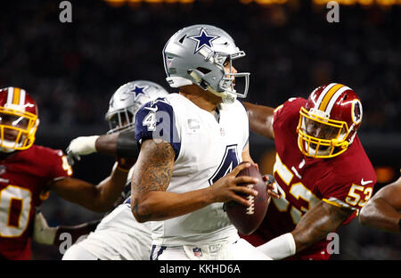 Arlington, Texas, USA. 30 Nov, 2017. Nov. 30 2017. Arlington, Texas. Dallas Cowboys Quarterback Dak Prescott (4) wie die Dallas Cowboys besiegten die Washington Redskins 38 bis 14 bei ATT Stadium in Arlington, TX. Credit: Ralph Lauer/ZUMA Draht/Alamy leben Nachrichten Stockfoto
