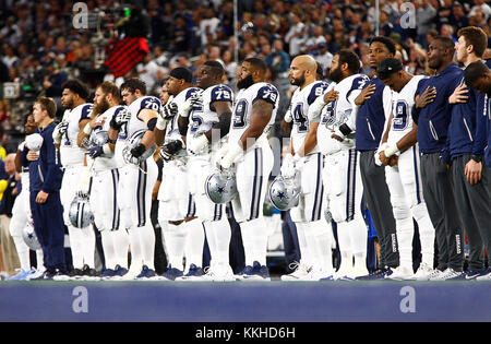 Arlington, Texas, USA. 30 Nov, 2017. Nov. 30 2017. Arlington, Texas. Die Dallas Cowboys stehen für die Nationalhymne als die Dallas Cowboys besiegten die Washington Redskins 38 bis 14 bei ATT Stadium in Arlington, TX. Credit: Ralph Lauer/ZUMA Draht/Alamy leben Nachrichten Stockfoto