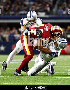 Arlington, Texas, USA. 30 Nov, 2017. Nov. 30 2017. Arlington, Texas. Dallas Cowboys cornerback Orlando Scandrick (32) und Sicherheit Byron Jones (31) Bekämpfung der Washington Redskins Empfänger Ryan Grant (14) Wie die Dallas Cowboys besiegten die Washington Redskins 38 bis 14 bei ATT Stadium in Arlington, TX. Credit: Ralph Lauer/ZUMA Draht/Alamy leben Nachrichten Stockfoto