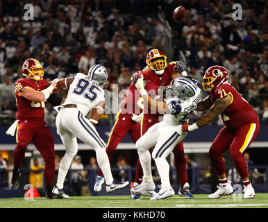 Arlington, Texas, USA. 30 Nov, 2017. Nov. 30 2017. Arlington, Texas. Dallas Cowboys Quarterback Dak Prescott (4) wie die Dallas Cowboys besiegten die Washington Redskins 38 bis 14 bei ATT Stadium in Arlington, TX. Credit: Ralph Lauer/ZUMA Draht/Alamy leben Nachrichten Stockfoto