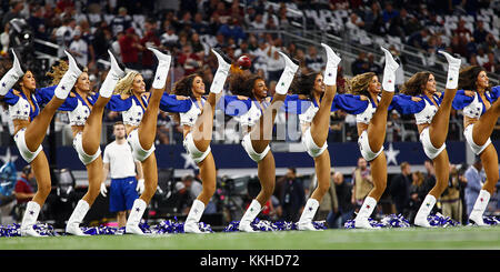 Arlington, Texas, USA. 30 Nov, 2017. Nov. 30 2017. Arlington, Texas. Die Dallas Cowboys Cheerleaders durchführen, wie die Dallas Cowboys besiegten die Washington Redskins 38 bis 14 bei ATT Stadium in Arlington, TX. Credit: Ralph Lauer/ZUMA Draht/Alamy leben Nachrichten Stockfoto