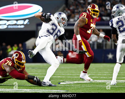 Arlington, Texas, USA. 30 Nov, 2017. Nov. 30 2017. Arlington, Texas. Dallas Cowboys Sicherheit Jeff Heide liefert ein Abfangen wie die Dallas Cowboys besiegten die Washington Redskins 38 bis 14 bei ATT Stadium in Arlington, TX. Credit: Ralph Lauer/ZUMA Draht/Alamy leben Nachrichten Stockfoto
