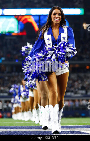 Arlington, Texas, USA. 30 Nov, 2017. Nov. 30 2017. Arlington, Texas. Die Dallas Cowboys Cheerleaders durchführen, wie die Dallas Cowboys besiegten die Washington Redskins 38 bis 14 bei ATT Stadium in Arlington, TX. Credit: Ralph Lauer/ZUMA Draht/Alamy leben Nachrichten Stockfoto