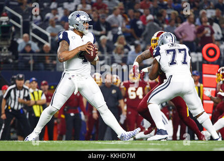 Arlington, Texas, USA. 30 Nov, 2017. Nov. 30 2017. Arlington, Texas. Dallas Cowboys Quarterback Dak Prescott (4) wie die Dallas Cowboys besiegten die Washington Redskins 38 bis 14 bei ATT Stadium in Arlington, TX. Credit: Ralph Lauer/ZUMA Draht/Alamy leben Nachrichten Stockfoto