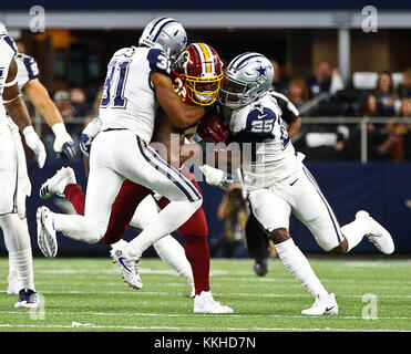 Arlington, Texas, USA. 30 Nov, 2017. Nov. 30 2017. Arlington, Texas. Dallas Cowboys Byron Jones (31) und Xavier Woods (25) stop die Washington Redskins zurück laufen Samaje Perine (32) Wie die Dallas Cowboys besiegten die Washington Redskins 38 bis 14 bei ATT Stadium in Arlington, TX. Credit: Ralph Lauer/ZUMA Draht/Alamy leben Nachrichten Stockfoto