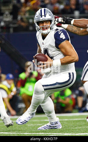 Arlington, Texas, USA. 30 Nov, 2017. Nov. 30 2017. Arlington, Texas. Dallas Cowboys Quarterback Dak Prescott (4) wie die Dallas Cowboys besiegten die Washington Redskins 38 bis 14 bei ATT Stadium in Arlington, TX. Credit: Ralph Lauer/ZUMA Draht/Alamy leben Nachrichten Stockfoto