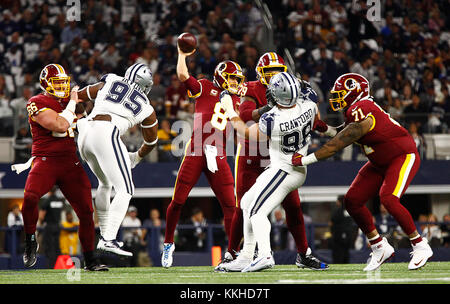 Arlington, Texas, USA. 30 Nov, 2017. Nov. 30 2017. Arlington, Texas. Washington Redskins quarterback Kirk Cousins (8) wirft, wie die Dallas Cowboys besiegten die Washington Redskins 38 bis 14 bei ATT Stadium in Arlington, TX. Credit: Ralph Lauer/ZUMA Draht/Alamy leben Nachrichten Stockfoto