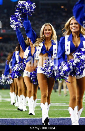 Arlington, Texas, USA. 30 Nov, 2017. Nov. 30 2017. Arlington, Texas. Die Dallas Cowboys Cheerleaders durchführen, wie die Dallas Cowboys besiegten die Washington Redskins 38 bis 14 bei ATT Stadium in Arlington, TX. Credit: Ralph Lauer/ZUMA Draht/Alamy leben Nachrichten Stockfoto