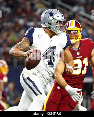 Arlington, Texas, USA. 30 Nov, 2017. Nov. 30 2017. Arlington, Texas. Washington Redskins Ryan Kerrigan (91) jagt Dallas Cowboys Quarterback Dak Prescott (4) in der ffirst Quartal. Die Dallas Cowboys besiegten die Washington Redskins 38 bis 14 bei ATT Stadium in Arlington, TX. Credit: Ralph Lauer/ZUMA Draht/Alamy leben Nachrichten Stockfoto