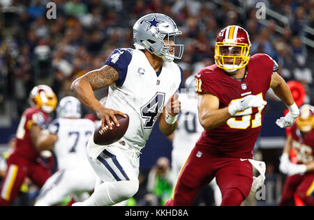 Arlington, Texas, USA. 30 Nov, 2017. Nov. 30 2017. Arlington, Texas. Washington Redskins Ryan Kerrigan (91) jagt Dallas Cowboys Quarterback Dak Prescott (4) in der ffirst Quartal. Die Dallas Cowboys besiegten die Washington Redskins 38 bis 14 bei ATT Stadium in Arlington, TX. Credit: Ralph Lauer/ZUMA Draht/Alamy leben Nachrichten Stockfoto