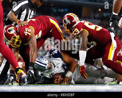 Arlington, Texas, USA. 30 Nov, 2017. Nov. 30 2017. Arlington, Texas. Dallas Cowboys Quarterback Dak Prescott (4) Wird unter Washington Redskins Anthony Lanier (72) und Zach Braun (53) begraben, wie die Dallas Cowboys besiegten die Washington Redskins 38 bis 14 bei ATT Stadium in Arlington, TX. Credit: Ralph Lauer/ZUMA Draht/Alamy leben Nachrichten Stockfoto
