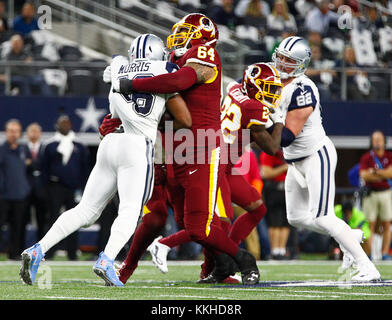 Arlington, Texas, USA. 30 Nov, 2017. Nov. 30 2017. Arlington, Texas. Dallas Cowboys zurück läuft Alfred Morris wird von Washington Redskins defensive lineman A.J. gestoppt Franziskus als die Dallas Cowboys besiegten die Washington Redskins 38 bis 14 bei ATT Stadium in Arlington, TX. Credit: Ralph Lauer/ZUMA Draht/Alamy leben Nachrichten Stockfoto