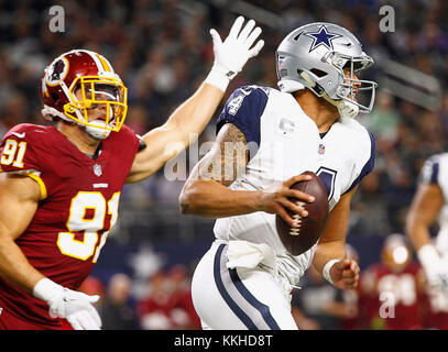 Arlington, Texas, USA. 30 Nov, 2017. Nov. 30 2017. Arlington, Texas. Washington Redskins Ryan Kerrigan (91) jagt Dallas Cowboys Quarterback Dak Prescott (4) in der ffirst Quartal. Die Dallas Cowboys besiegten die Washington Redskins 38 bis 14 bei ATT Stadium in Arlington, TX. Credit: Ralph Lauer/ZUMA Draht/Alamy leben Nachrichten Stockfoto